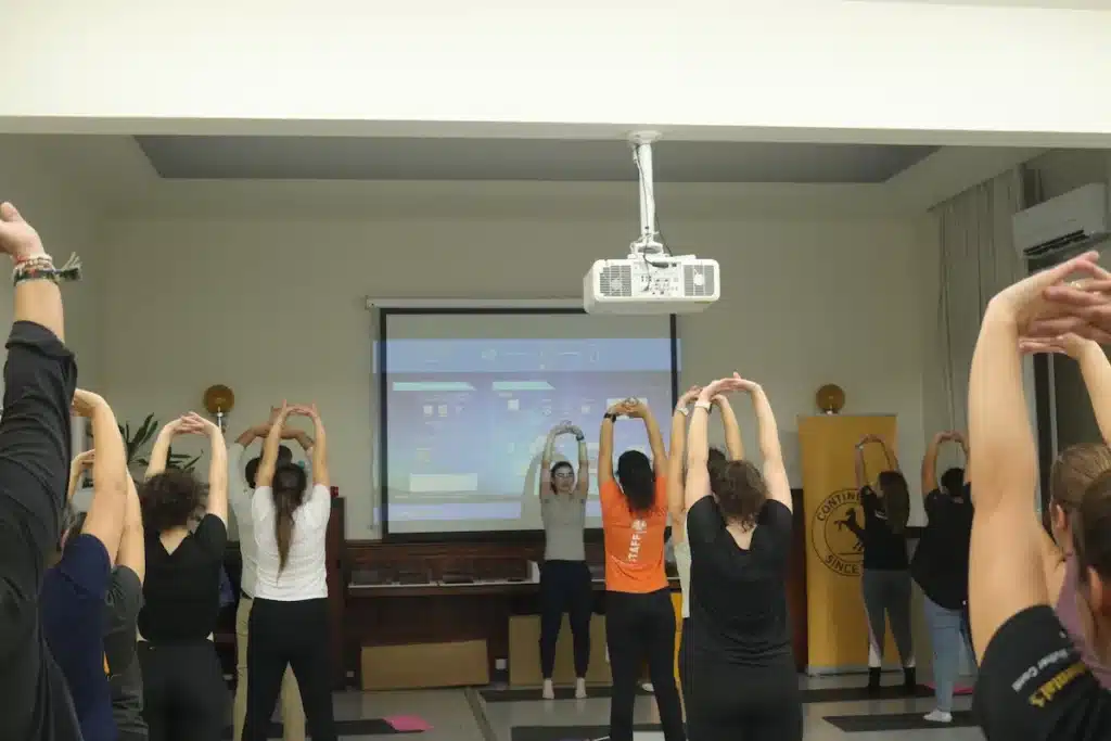 Sessão de Pilates clínico com colaboradores da Continental orientada pela Clínica Dr. Nuno Pacheco